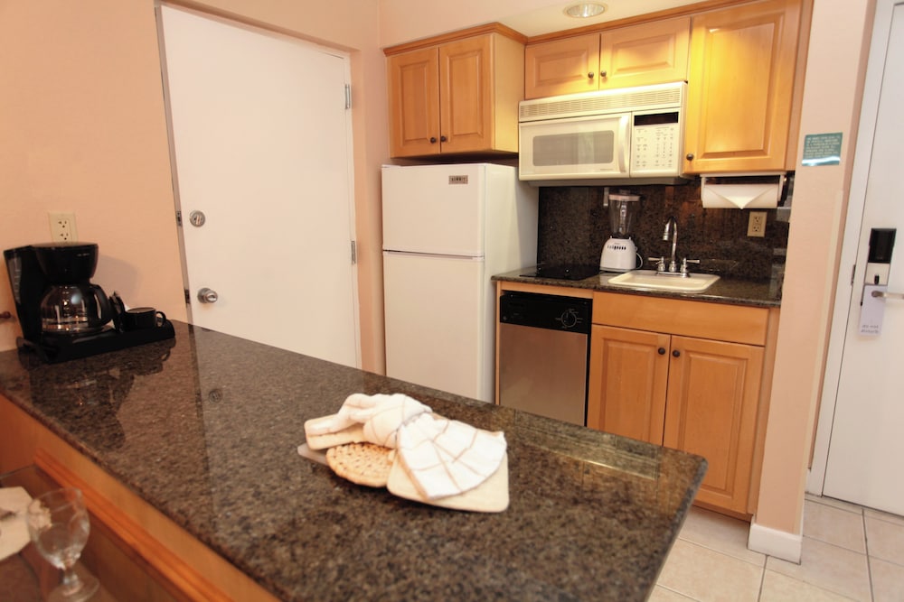 1 Bedroom, Deluxe, Suite, King Bed, Island View, Sofa، Palm Beach Shores Resort And Vacation Villas 5/5