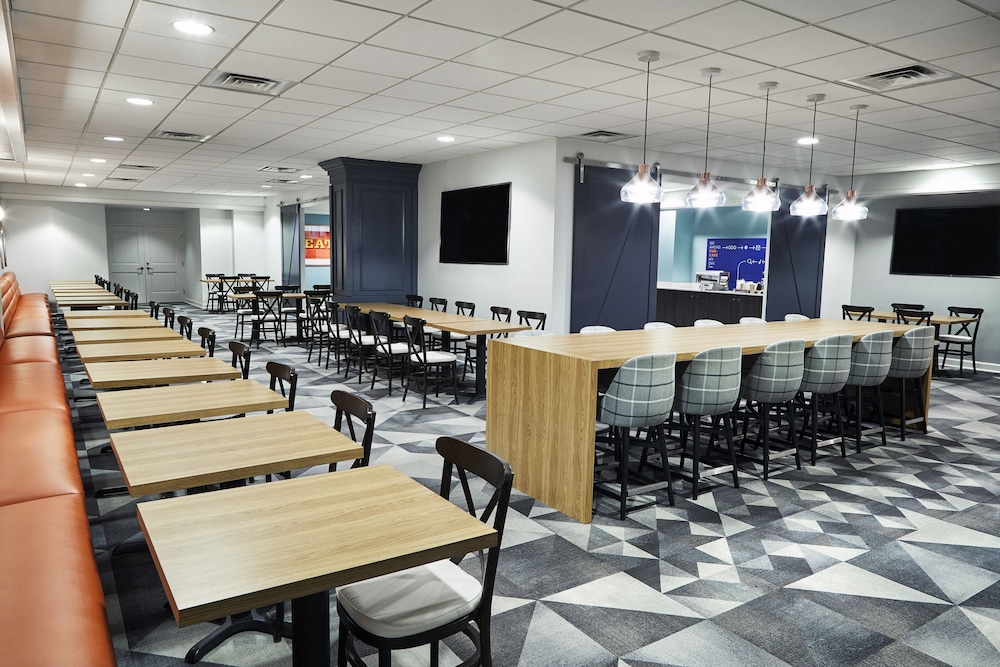 Holiday Inn Express Nashville Downtown 57/67