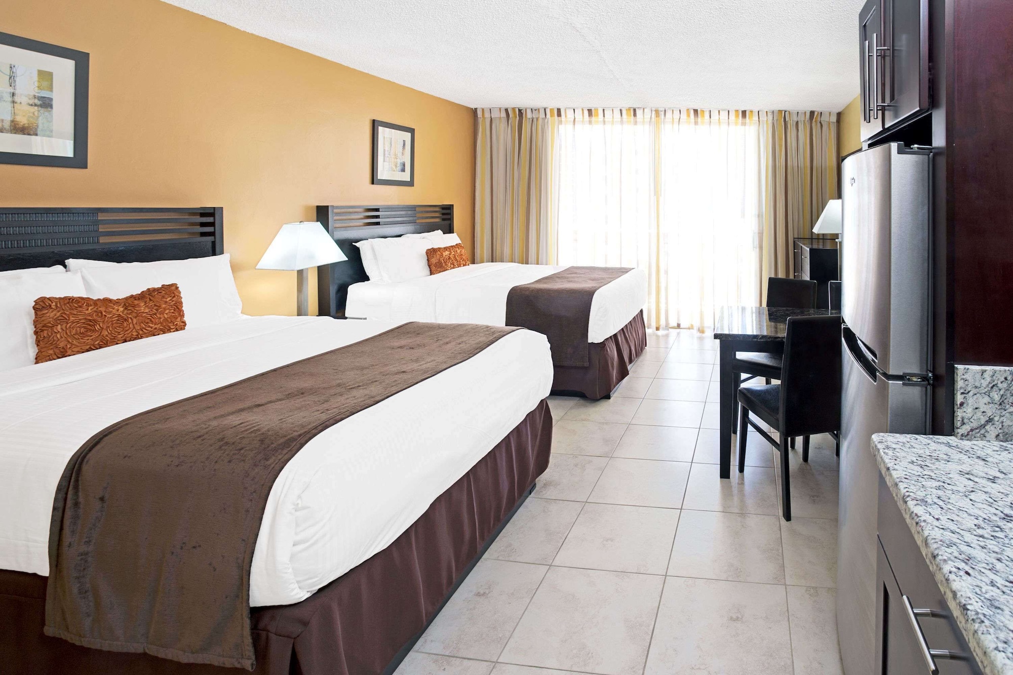 DELUXE, 2 QUEEN BEDS, KITCHENETTE