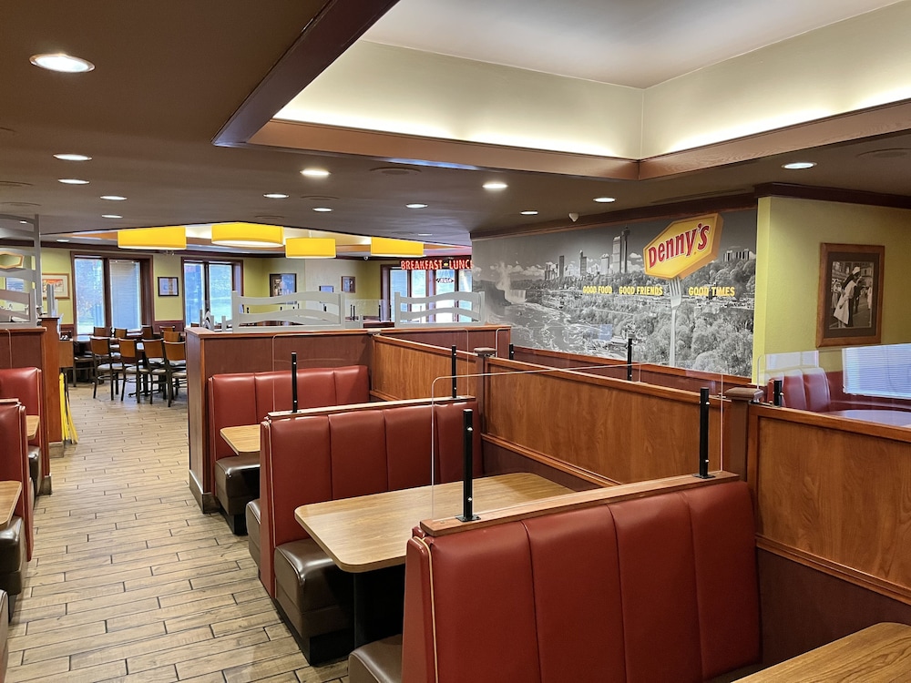 Howard Johnson Plaza by Wyndham by the Falls / Niagara Falls 13/50