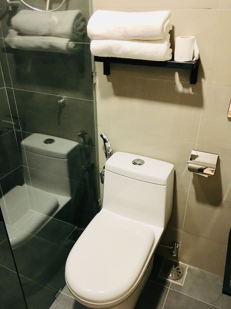 Enclave Hotel 23/26