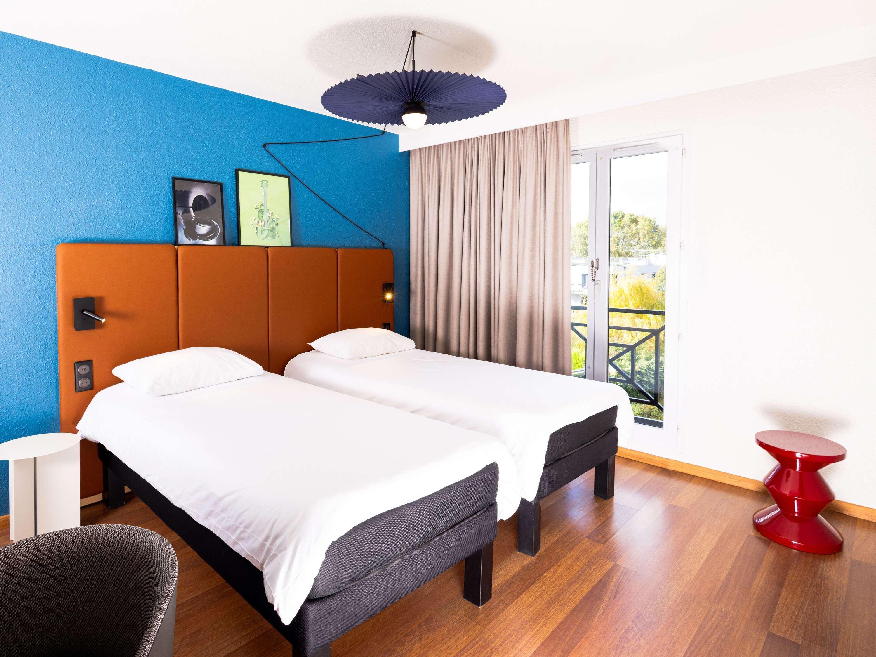 غرفة بسرير مزدوج