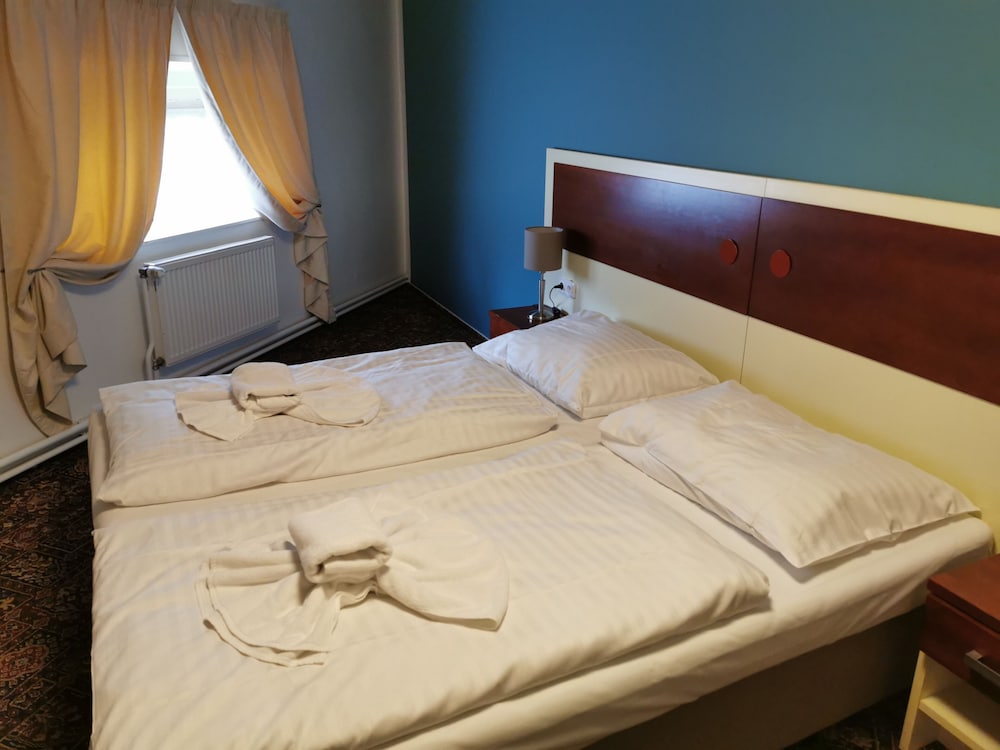ROOM, DOUBLE OR TWIN BED