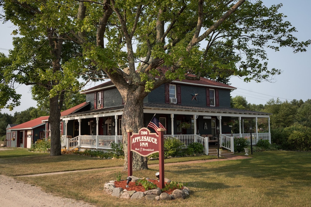Applesauce Inn Bed and Breakfast 3/22