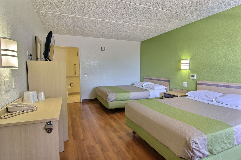 Motel6 Austin, TX - Central Downtown UT 33/53