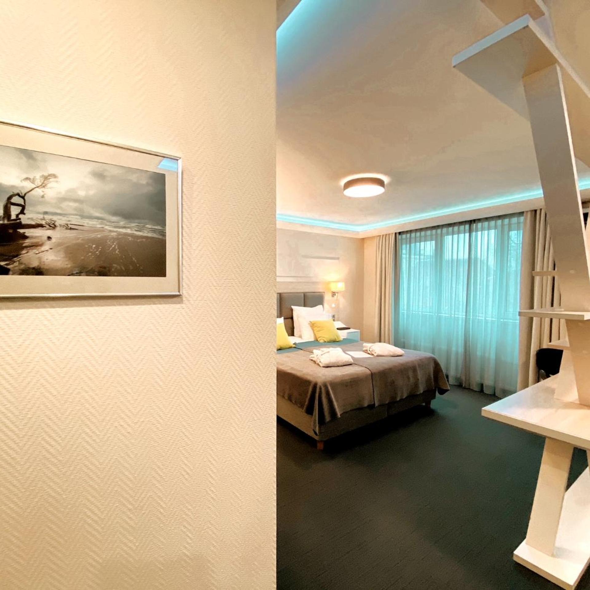 جناح جونيور، Amrita Hotel 6/10
