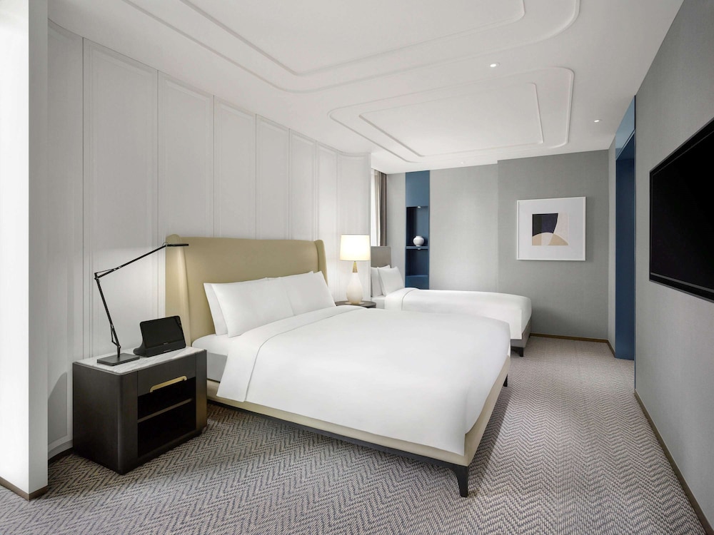 LUXURY, FAMILY, 1 KING AND 1 SINGLE BEDS