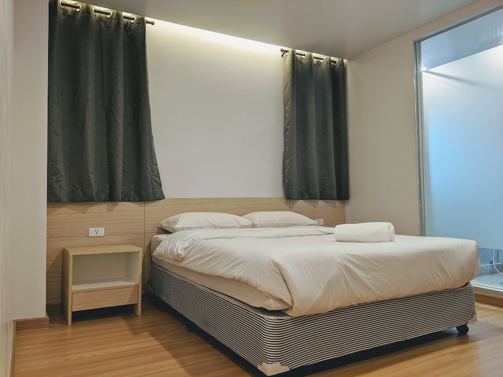 DELUXE, QUEEN BED, PRIVATE BATHROOM