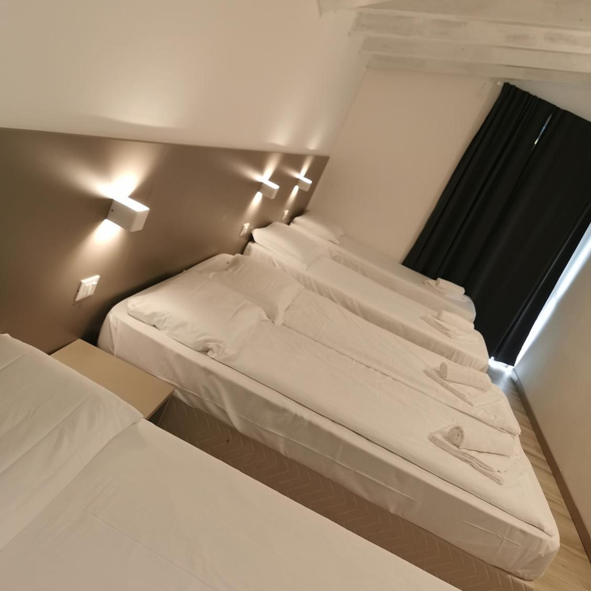 Room, Quintuple