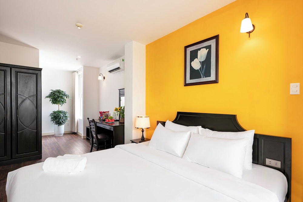 GRAND, DOUBLE BED, CITY VIEW
