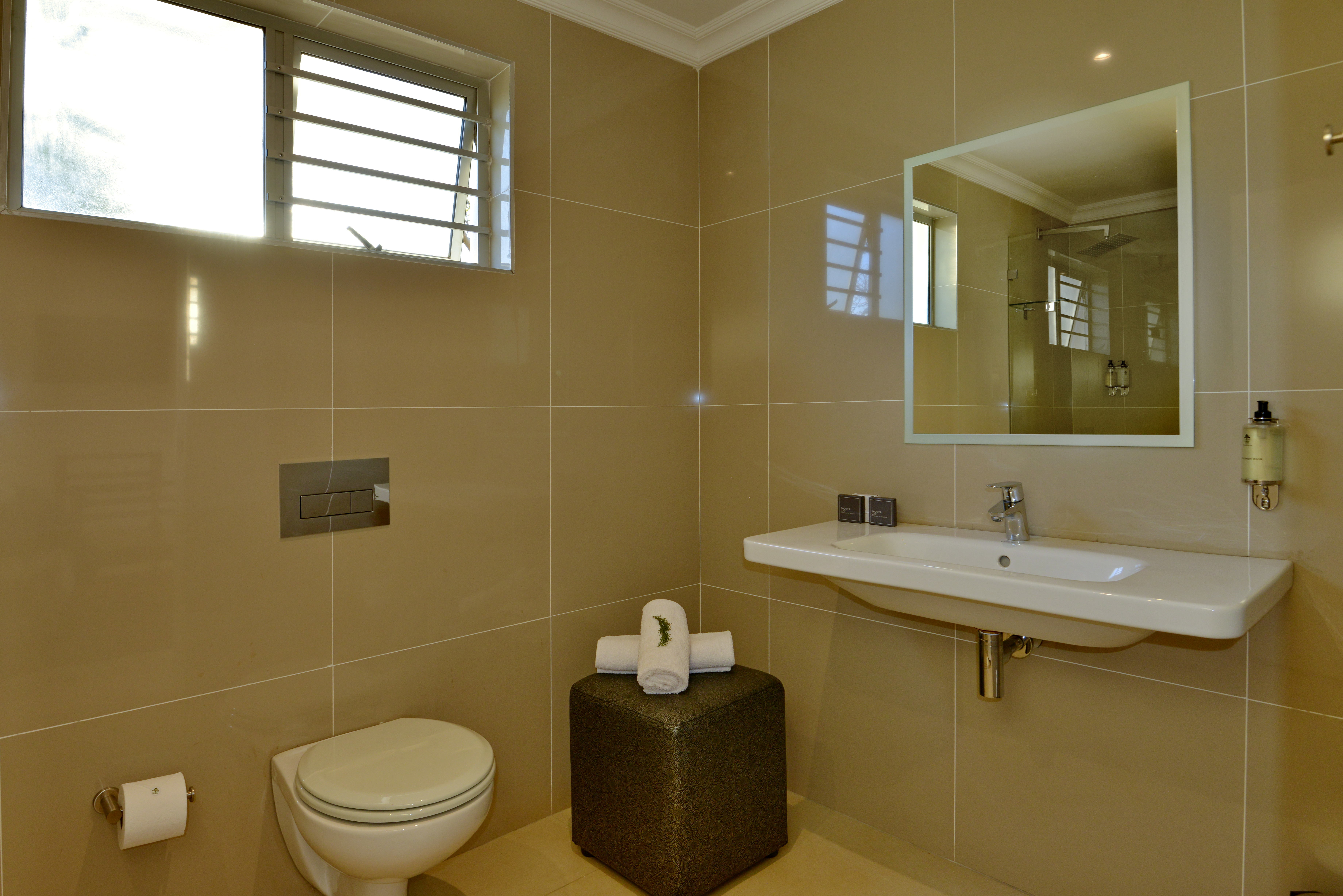 غرفة بسرير مزدوج أو سريرين منفصلين، Val Du Charron Coach House 4/7