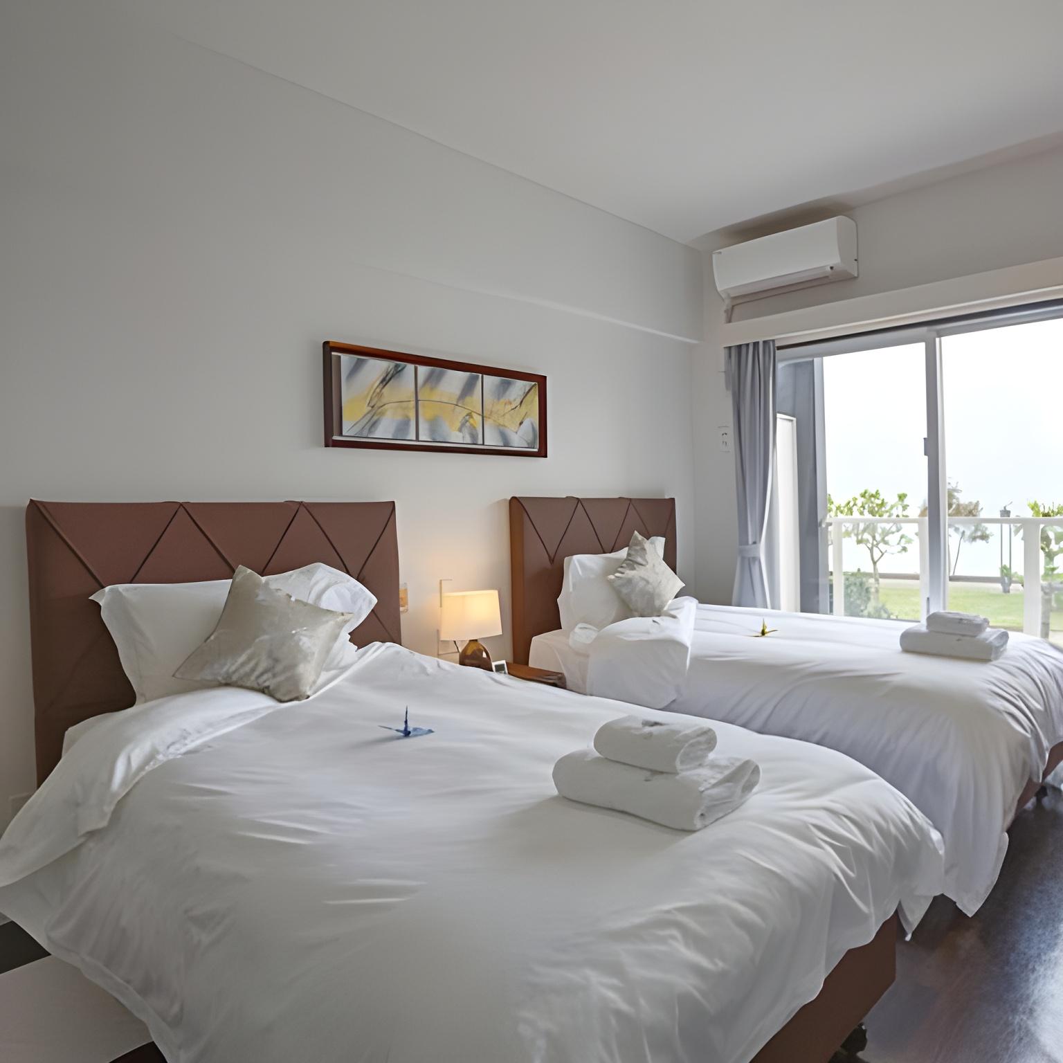 Universal, Twin Beds