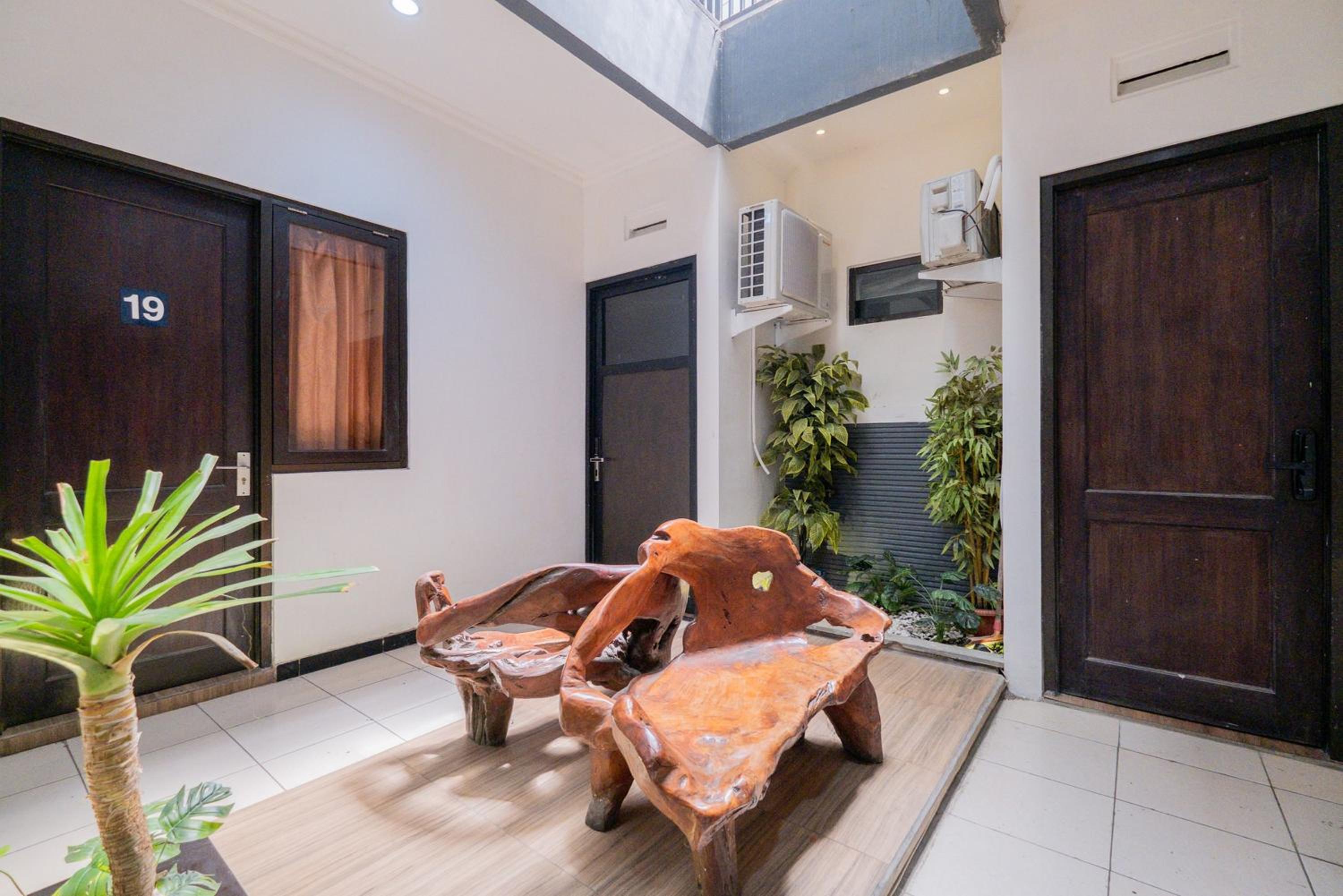OYO Flagship 90524 Holistay Surabaya New 30/33