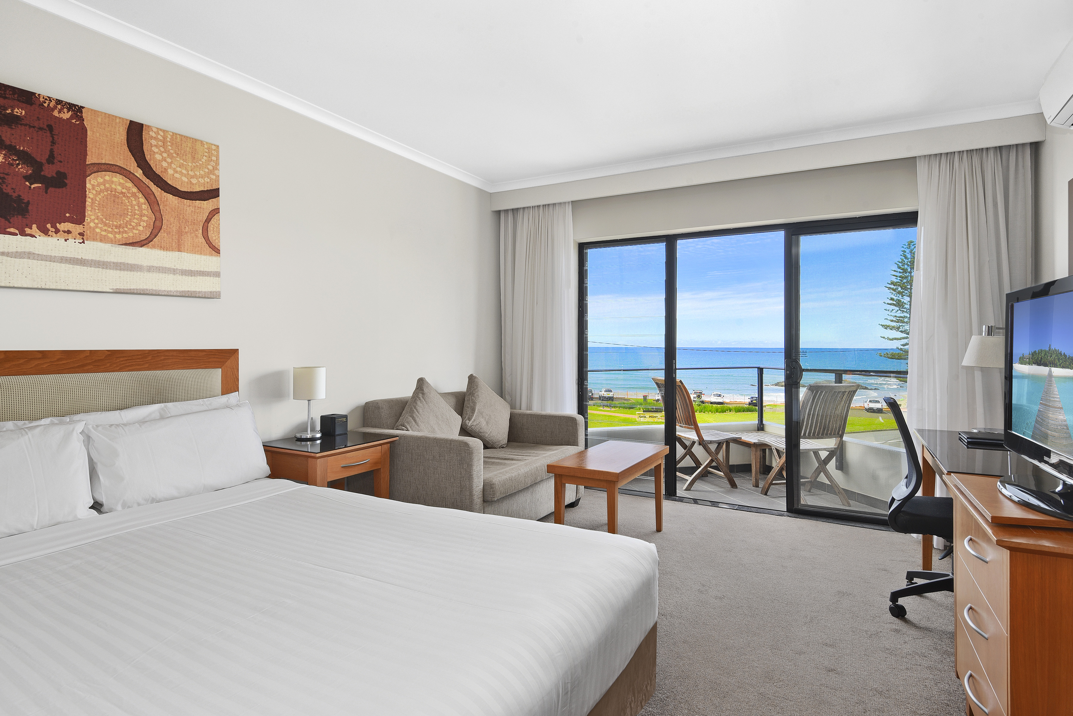 غرفة بسرير كينج بإطلالة على البحر، Ibis Styles Port Macquarie 2/9