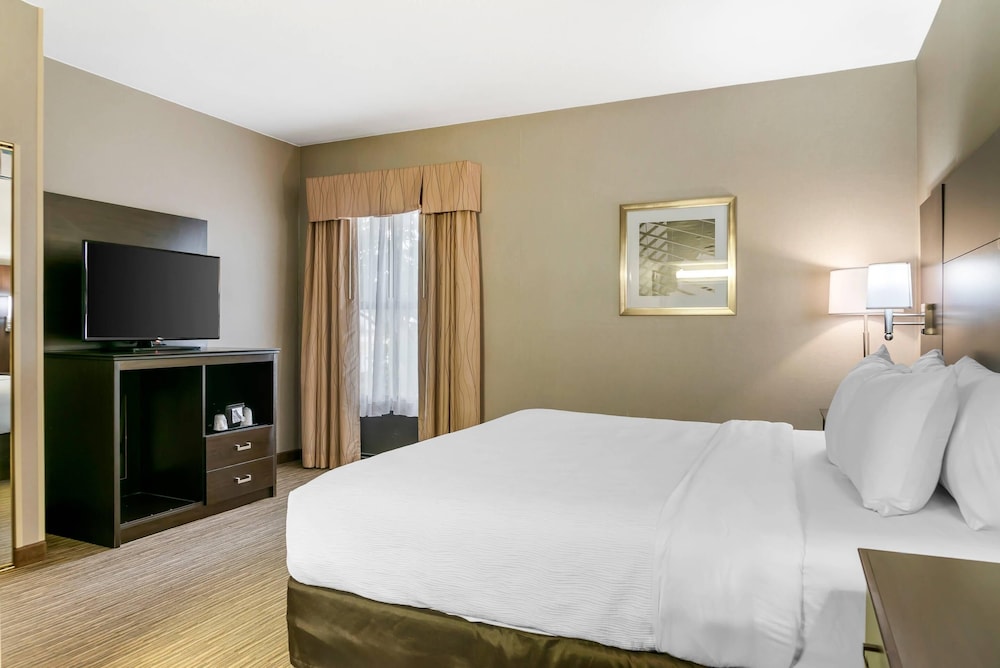 Suite, 2 King Beds, Accessible