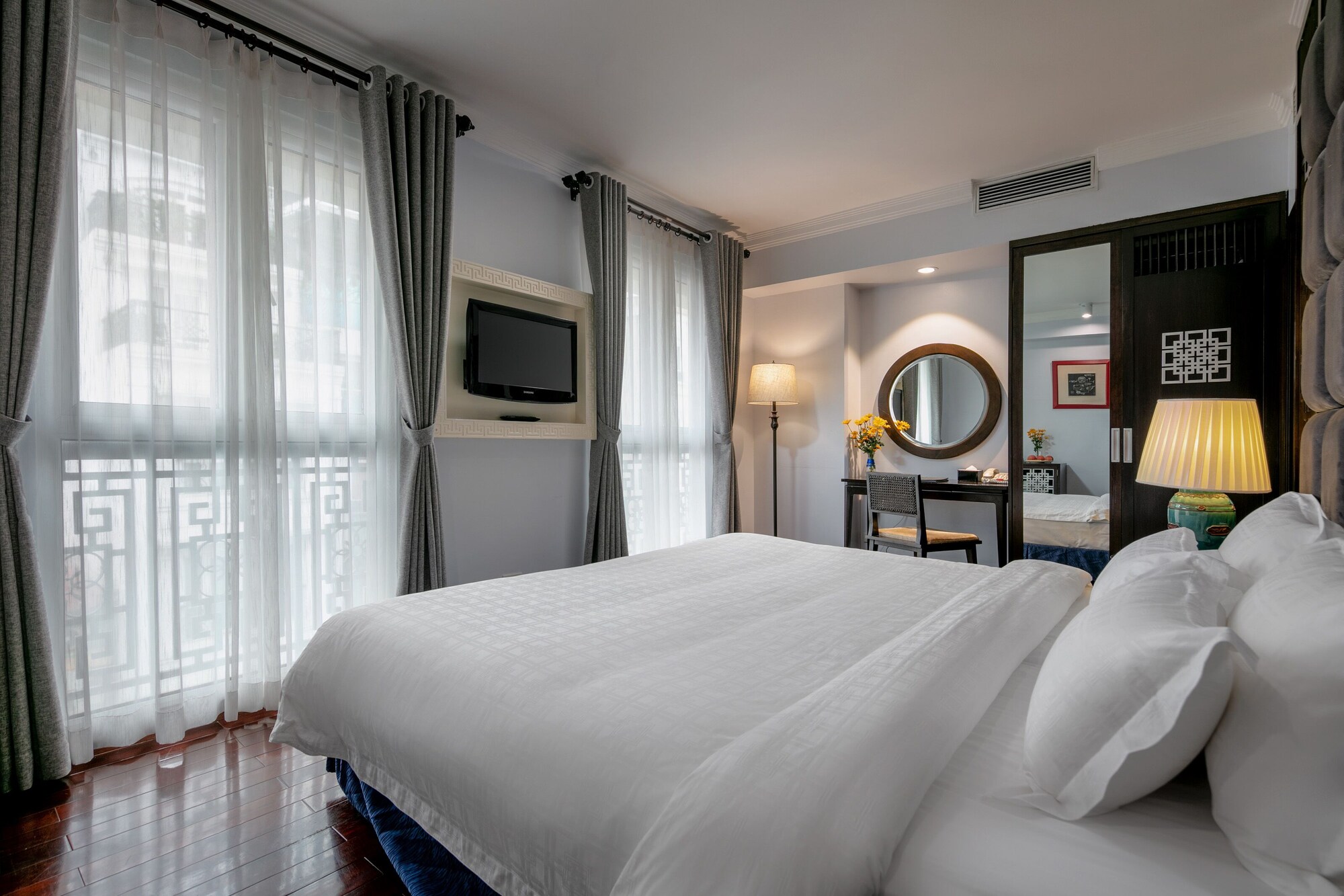 JUNIOR SUITE, DOUBLE BED, STREET VIEW, BALCONY