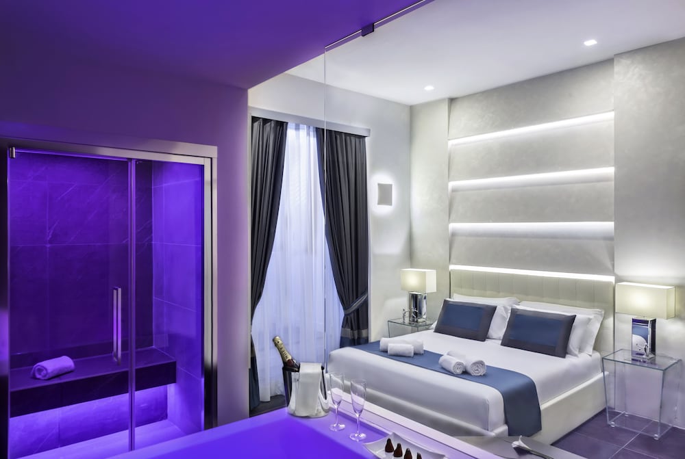 LUXURY, SUITE