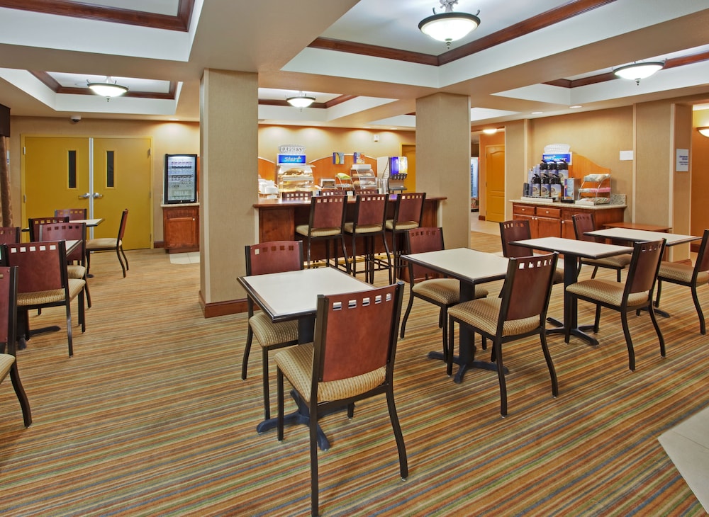 Holiday Inn Express Hotel Suites Willows 27/34