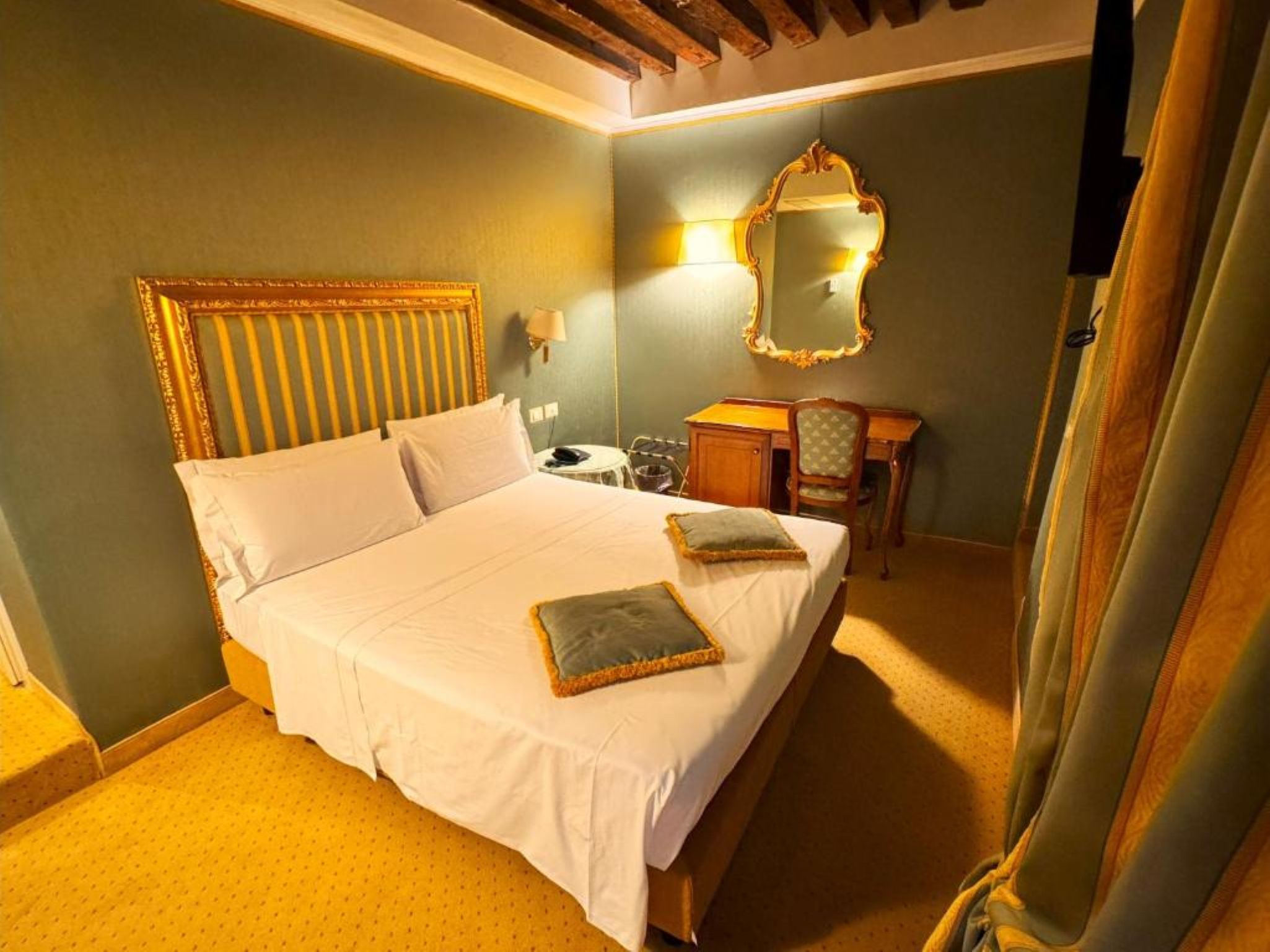 ECONOMY, DOUBLE OR TWIN BED