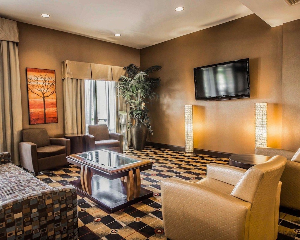 Comfort Suites At WestGate Mall 25/42