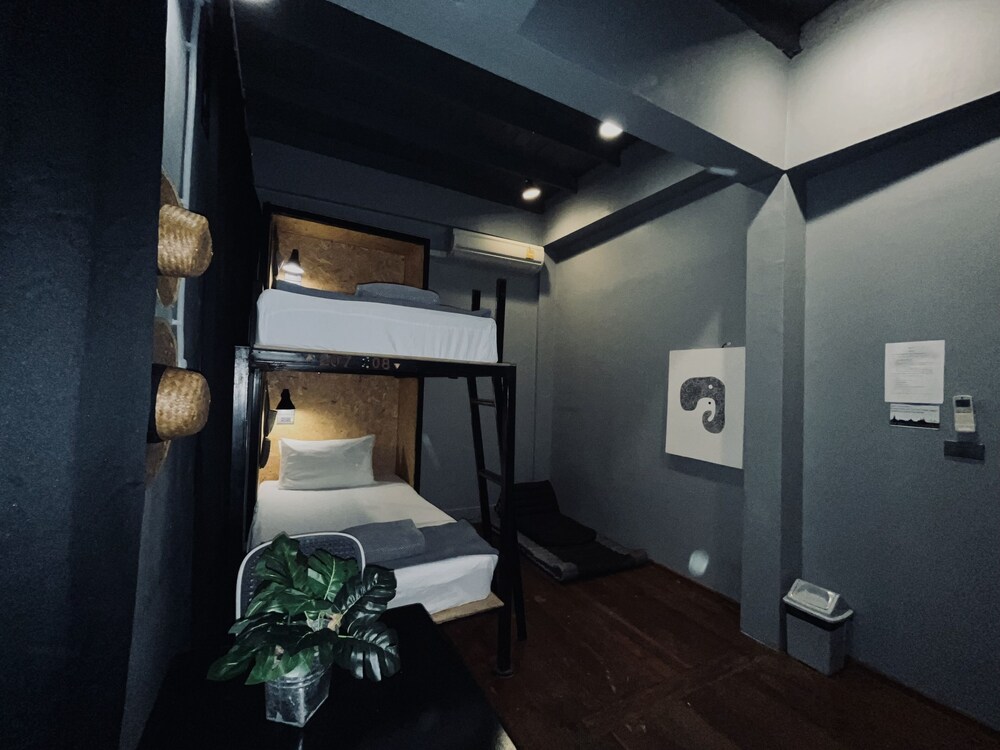 PRIVATE, BIG, TWIN BEDS, BUNK BED