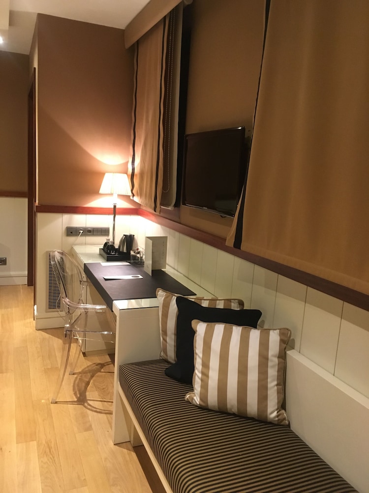 U232 Hotel 32/66