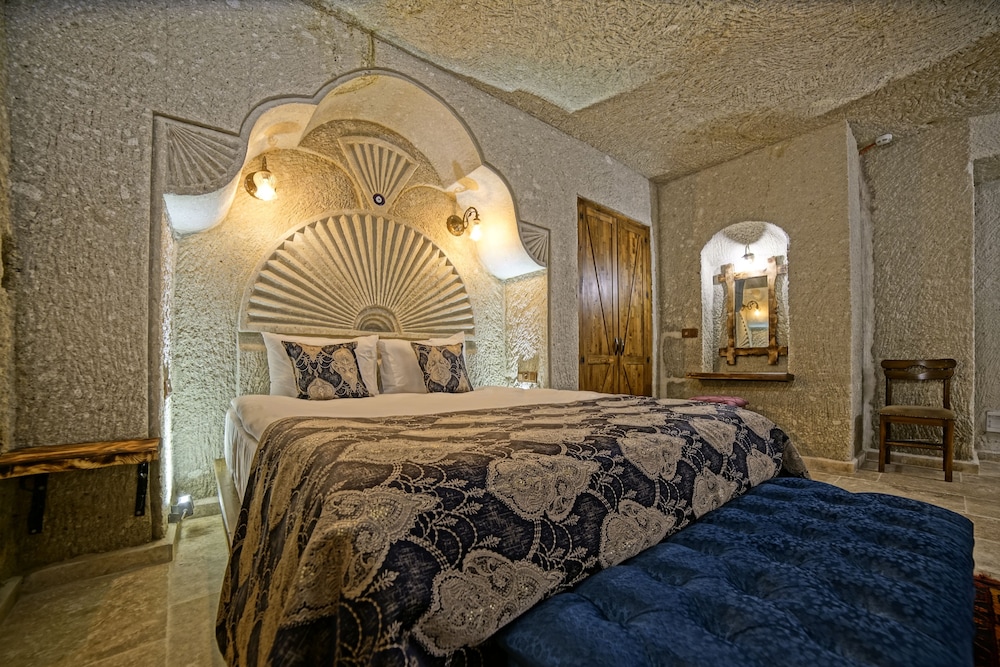 Risus Cave Suites 25/55