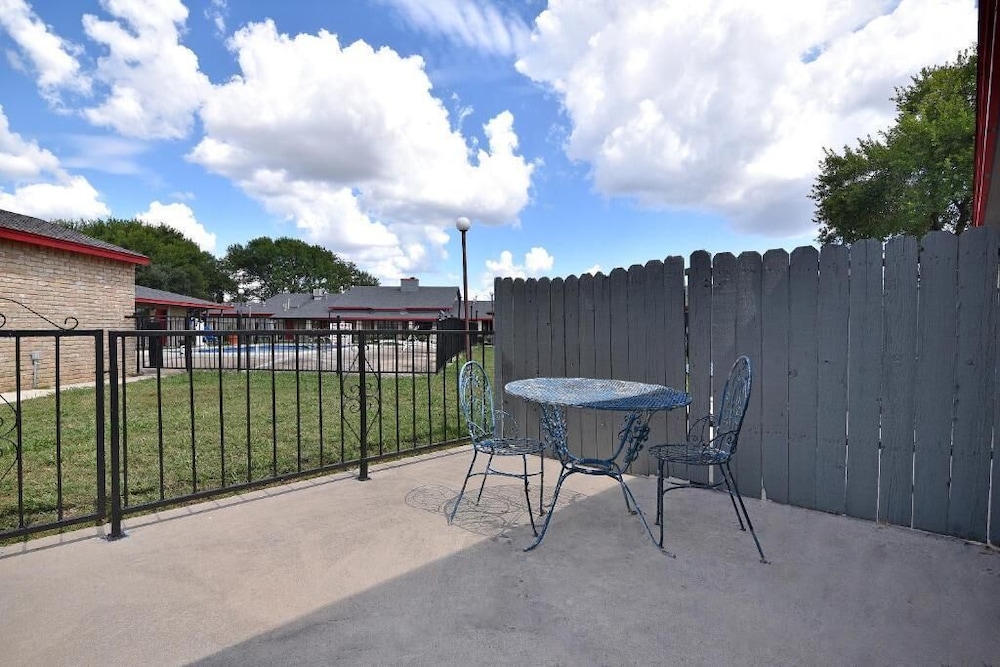 Americas Best Value Inn Lockhart TX (ex OYO Hotel) 34/40