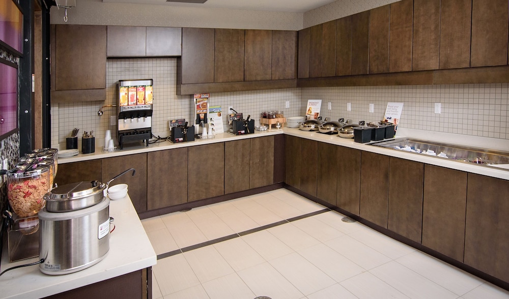 RESIDENCE INN CLEVELAND AVON AT THE EMERALD EVENT CENTER 38/53