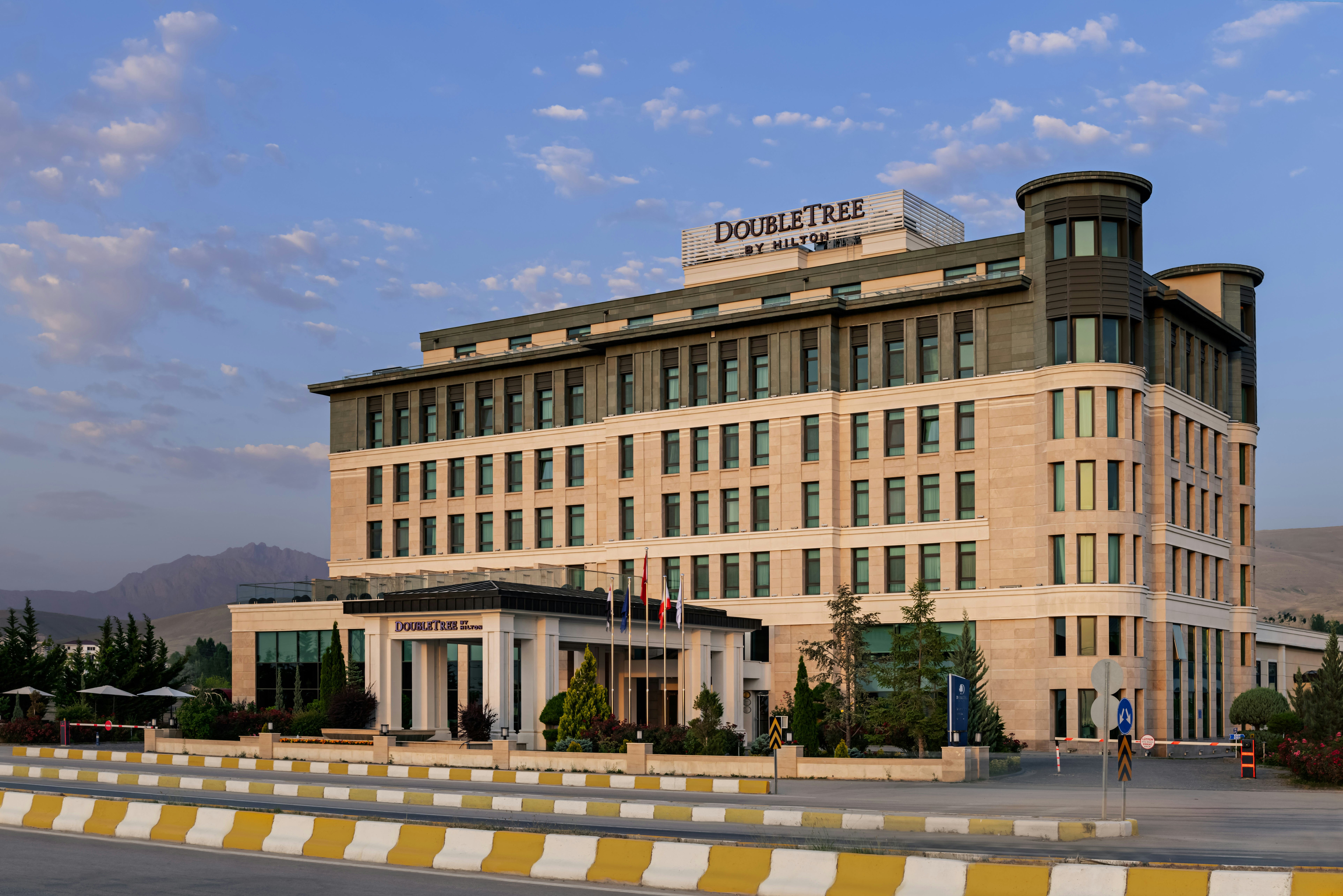 Doubletree By Hilton Hotel Van 8/87