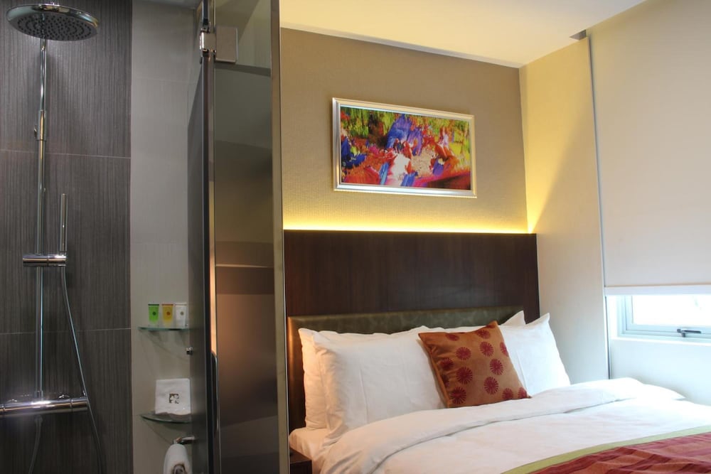 HOTEL CLOVER 5 HONGKONG STREET 22/37
