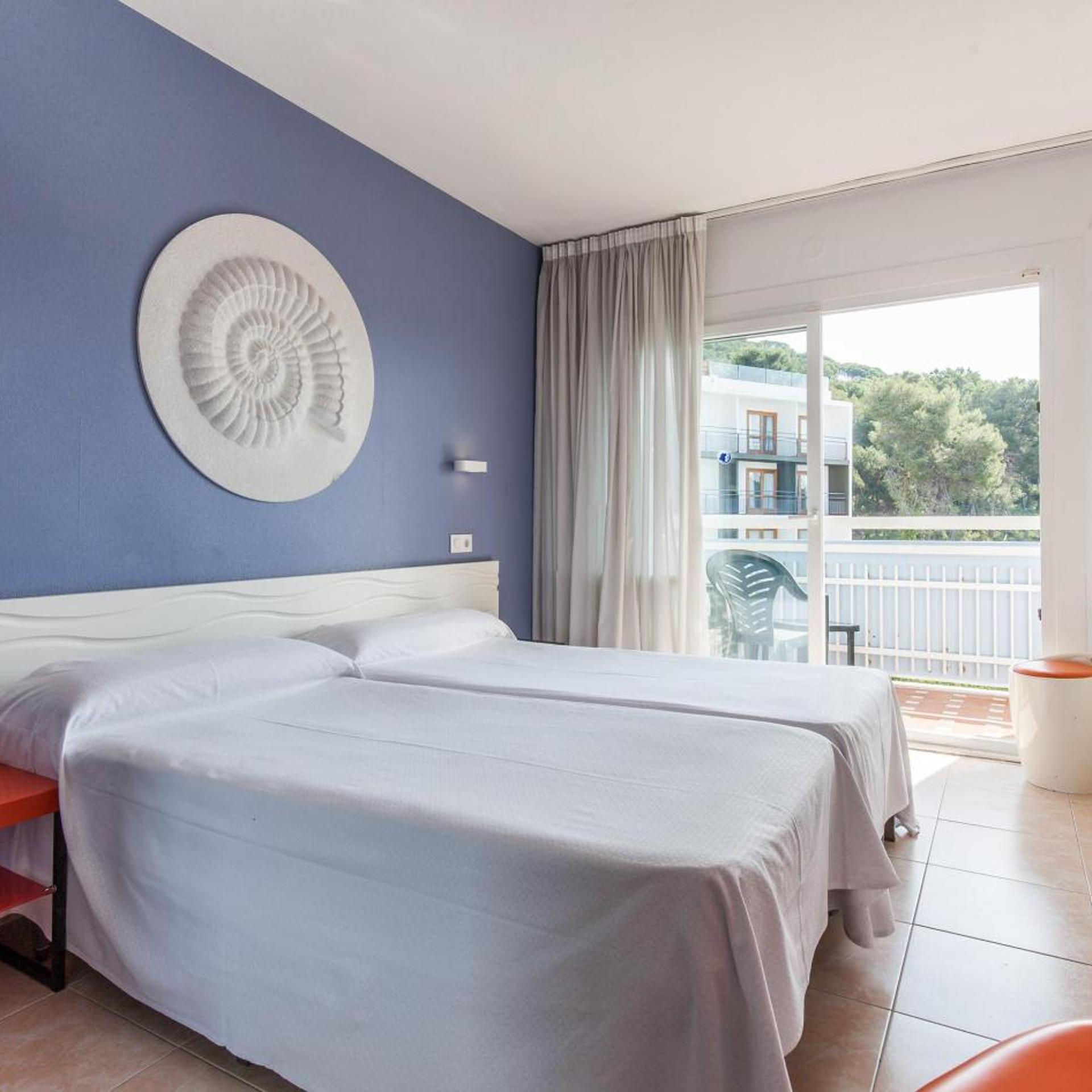 ROOM, DOUBLE OR TWIN BED