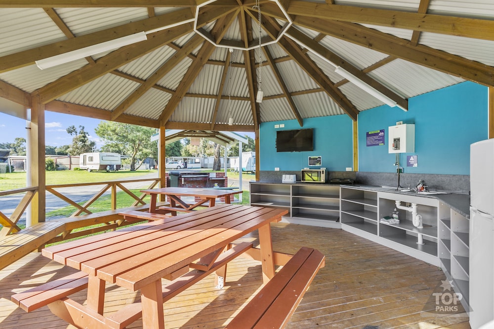 Victor Harbor Holiday & Cabin Park 21/46