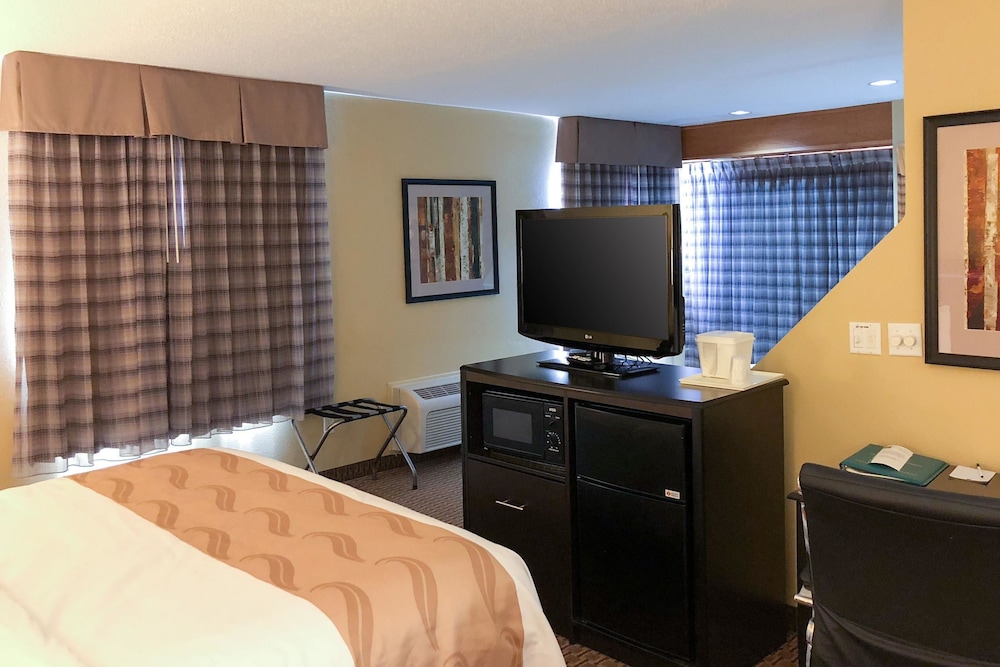 Quality Inn & Suites Sun Prairie Madison East 12/32