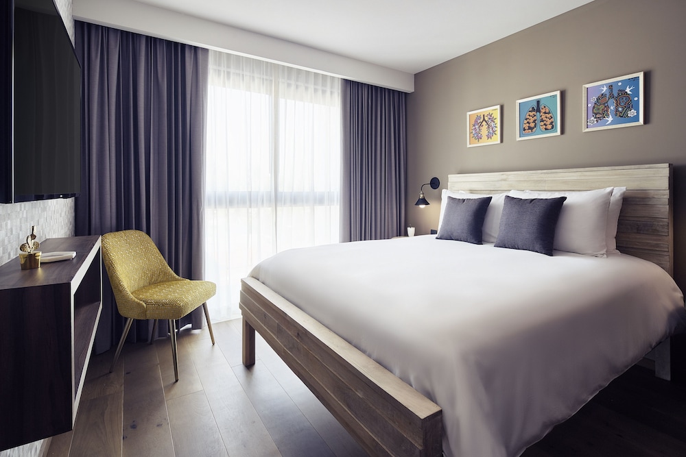 LUXURY, SUITE, MULTIPLE BEDS, CITY VIEW