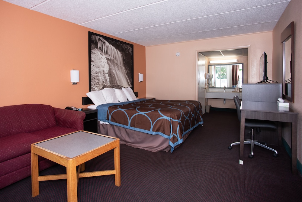 Super 8 By Wyndham Black Mountain 17/50