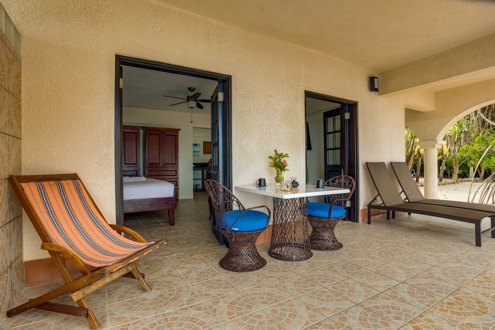 Mariposa Beach Suites 24/50