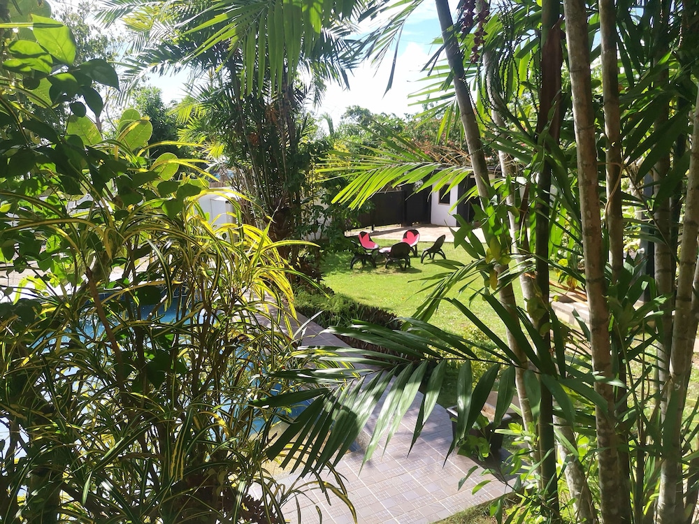 LA PERNELA BEACHFRONT RESORT 38/42