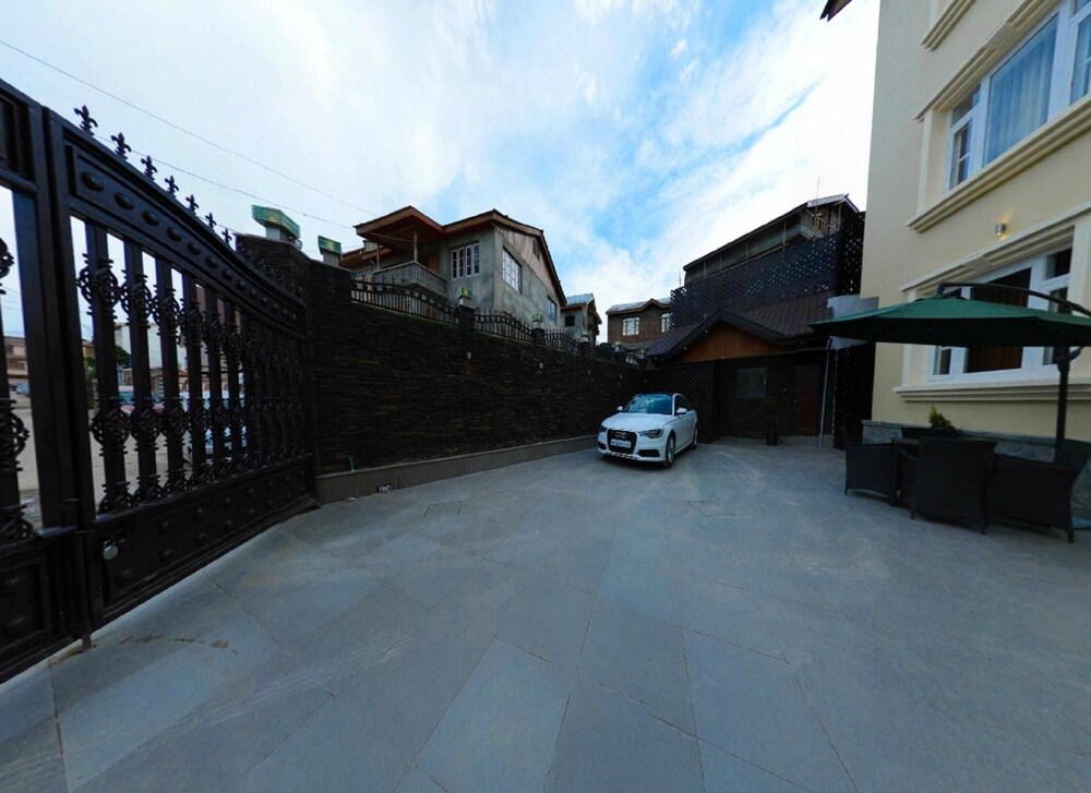Clarks Inn Srinagar (Ex Hotel Spring Hills) 46/50