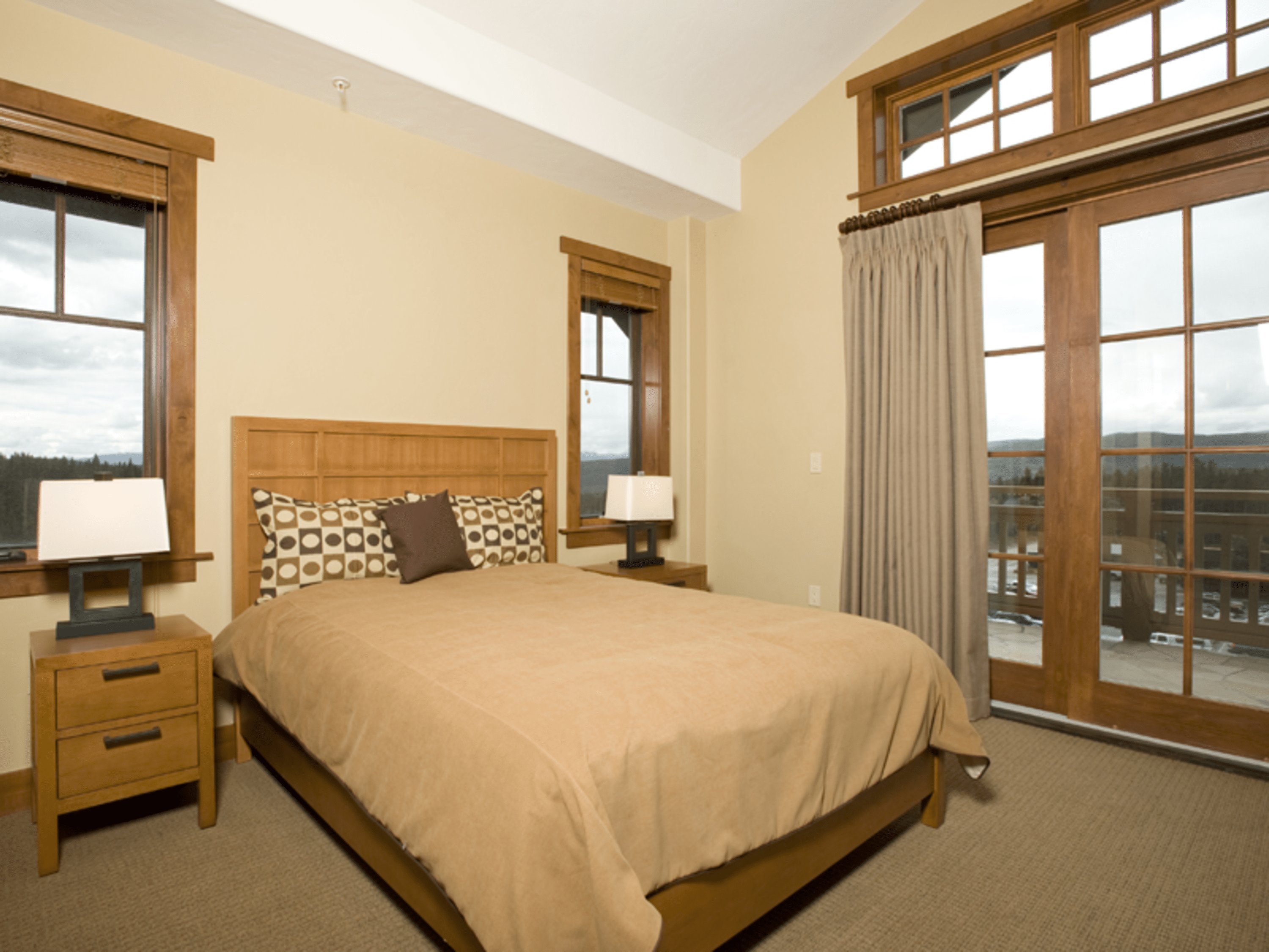 3 Bedrooms, Condominium