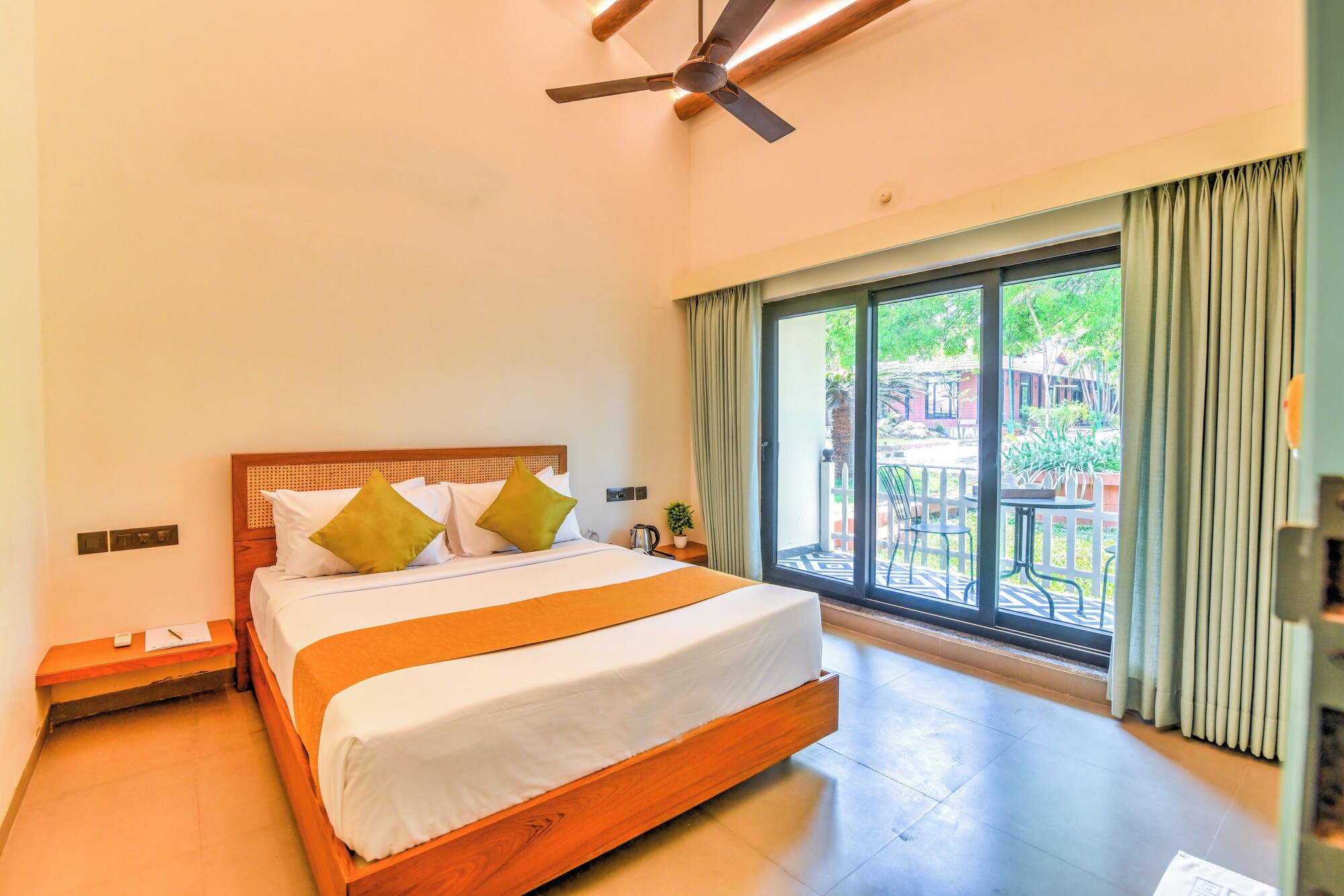 Theme, Queen Bed