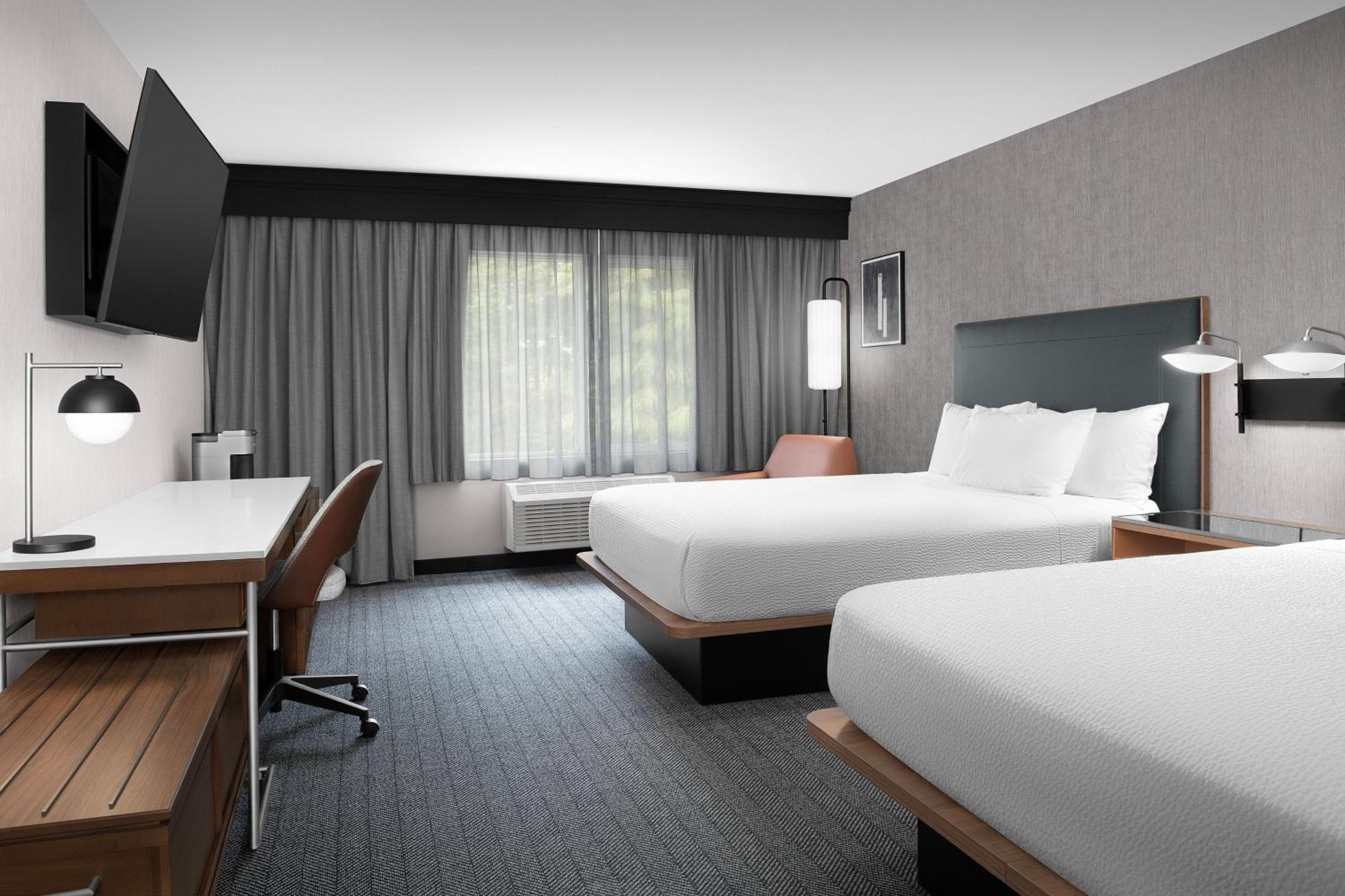 غرفة بسريرين كوين بحوض استحمام لذوي الإعاقة، Courtyard Portland Tigard 2/5
