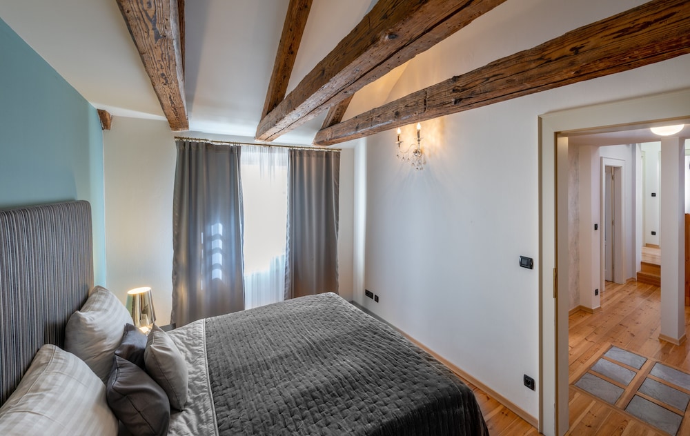 Chateau 9 Apartments by Adrez Living 14/50