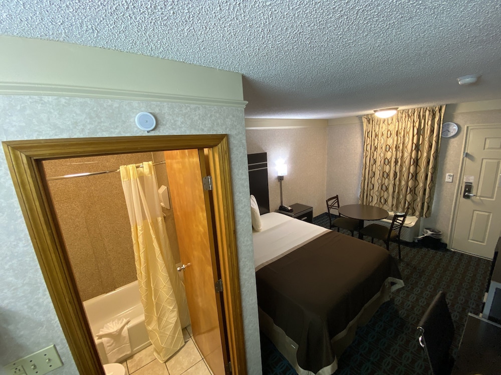 Deluxe Inn Fayetteville 35/61