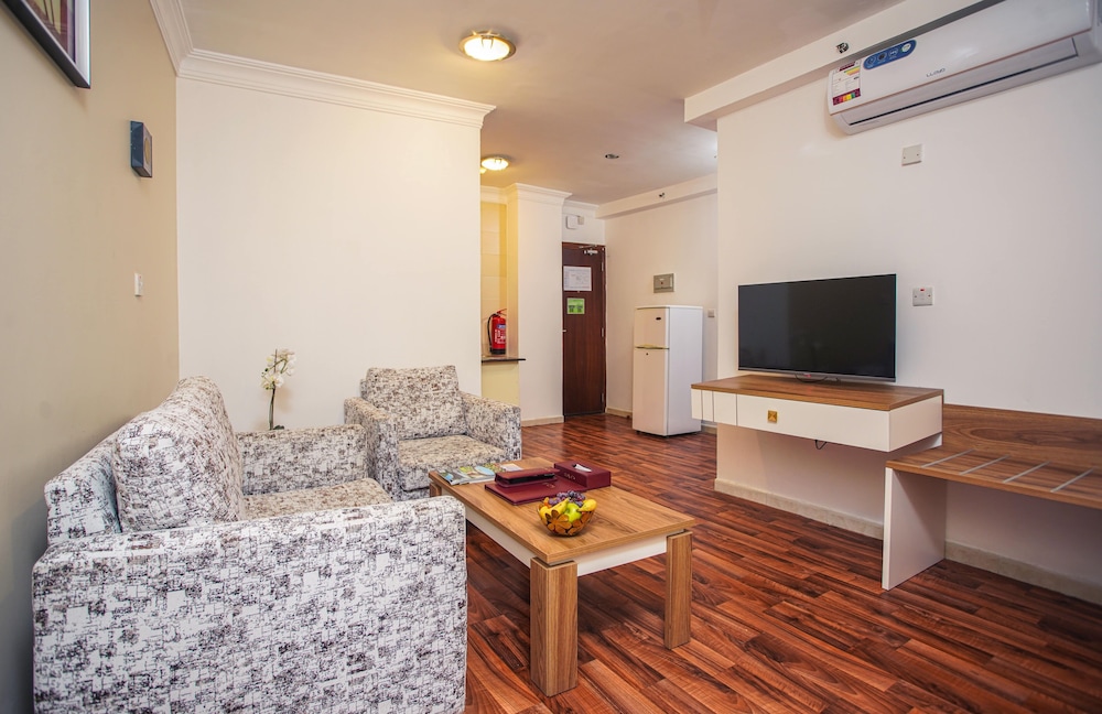 La Villa Suites Hotel 38/48