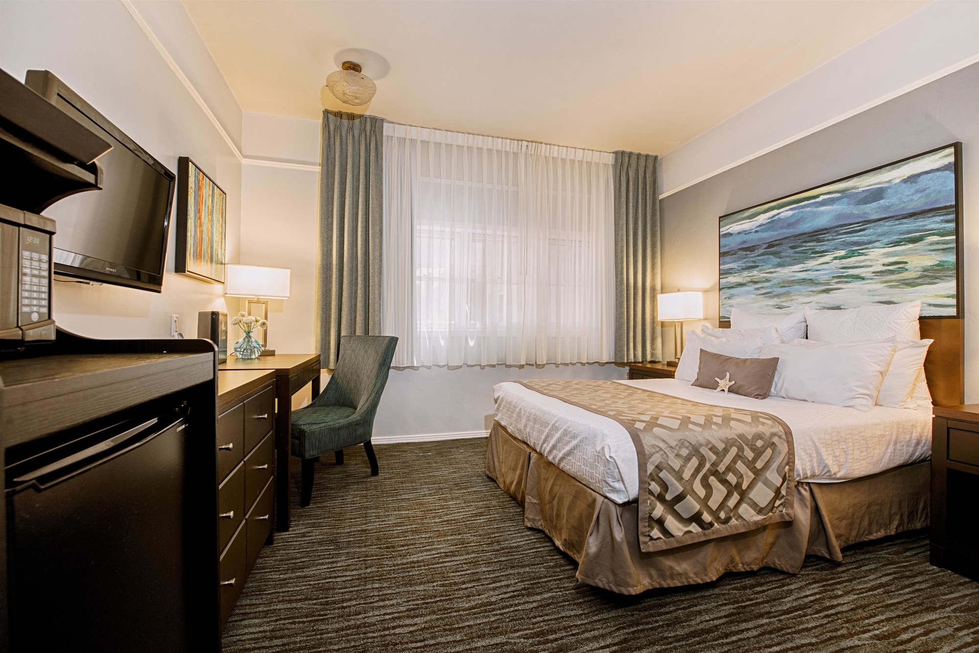 ROOM, QUEEN BED