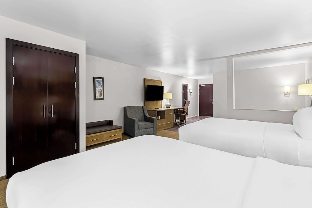 Upgrade, Suite, 2 Queen Beds, Sofa