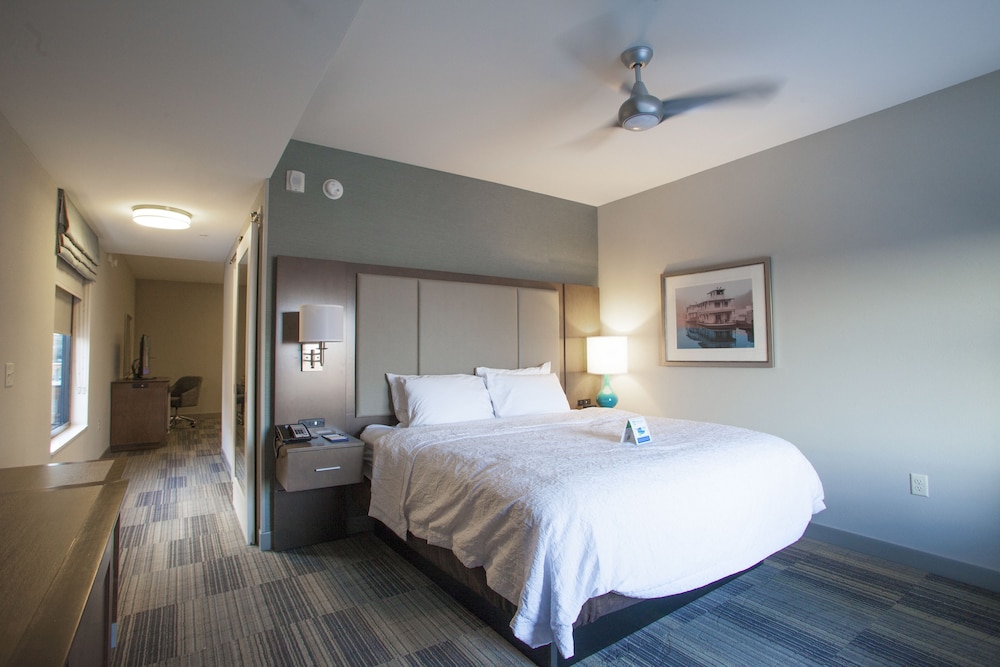Hampton Inn Suites St Paul Downtown 18/70