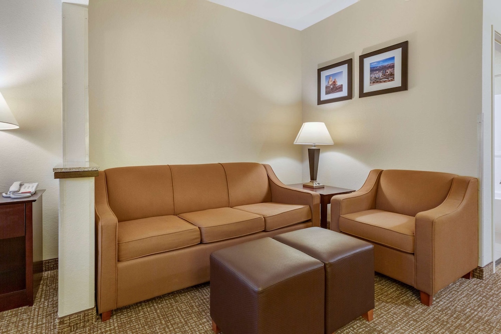 Comfort Inn & Suites North Tucson Marana 24/36