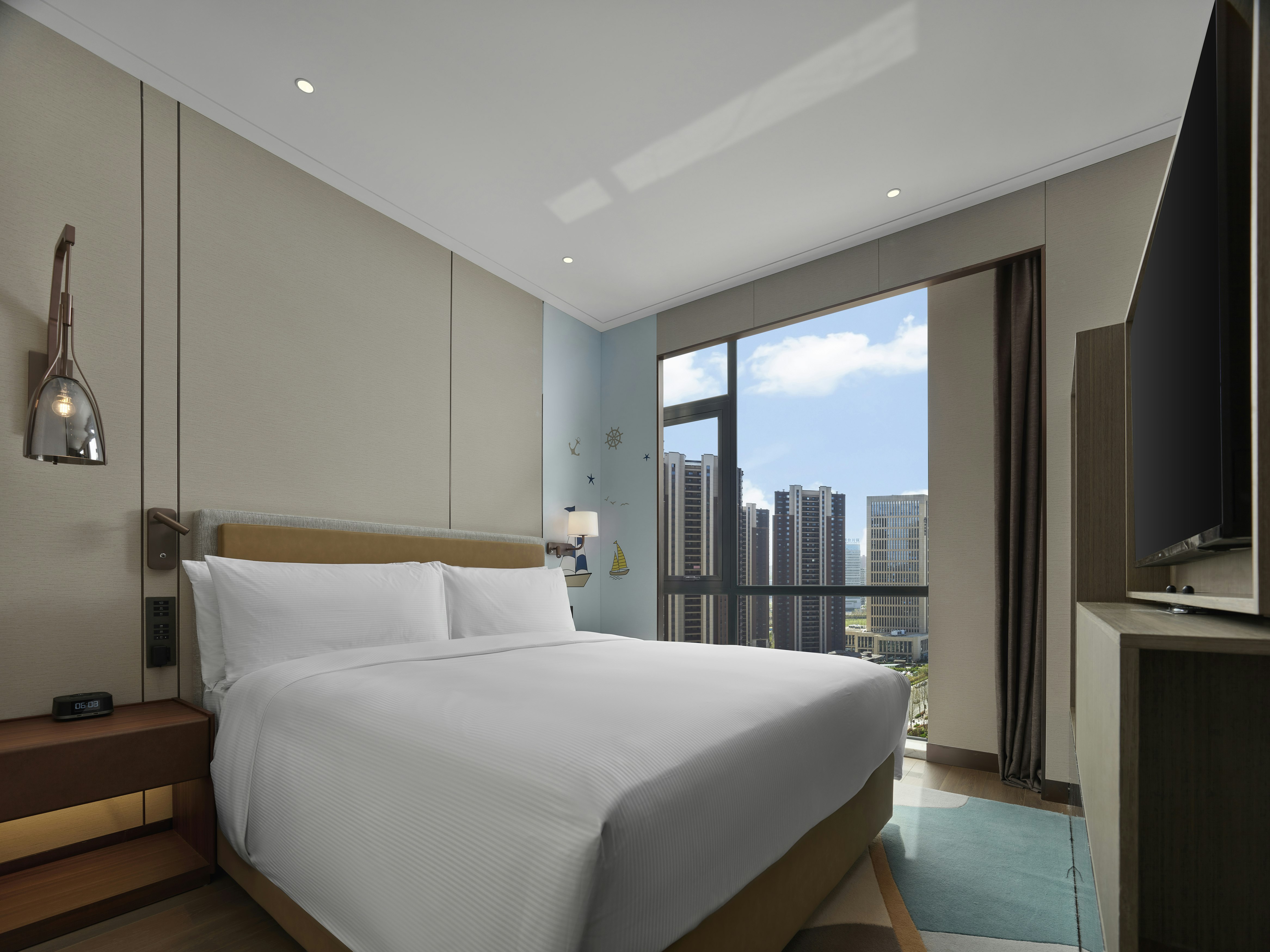 DELUXE, KING BED